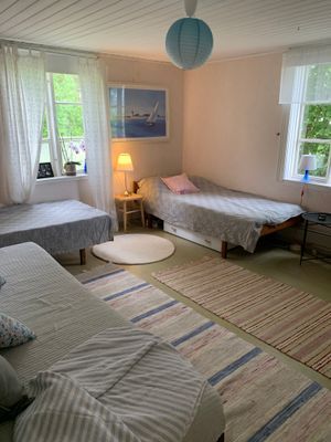 Två enkelsängar, en skön bäddsoffa, babysäng och extra madrass