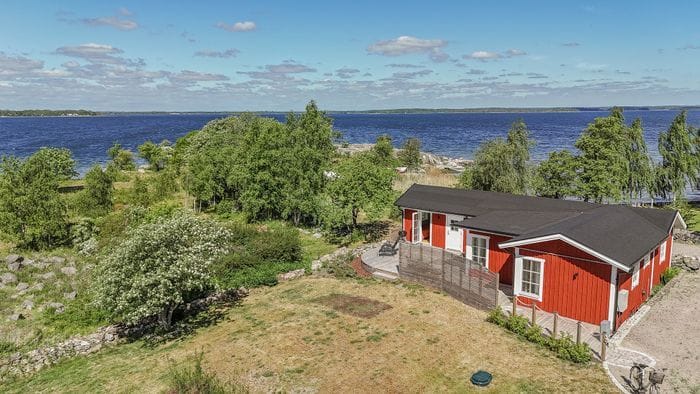 Nybyggd stuga vid havet, motorbåt som tillval - Bild 3