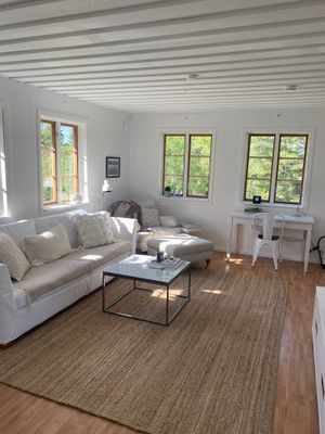 Rymligt vardagsrum med arbetsyta