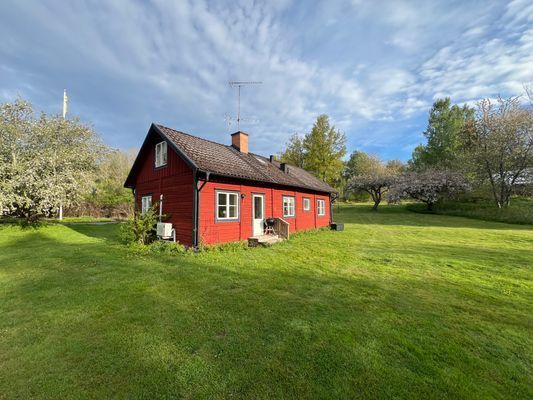 Äldre charmigt hus med stor trädgård