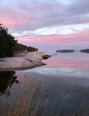 Rymligt skärgådshus med panoramautsikt över havet