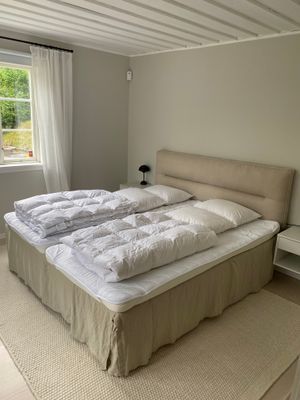 Rymligt sovrum i huvudhuset 180 cm bred