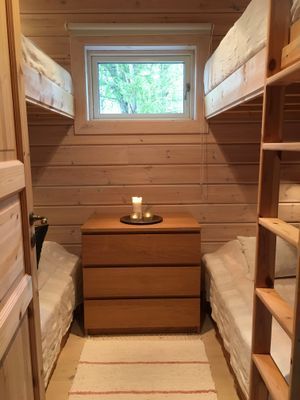 Sovhytt 1 med extra takhöjd och fyra sköna platsbyggda 90-sängar