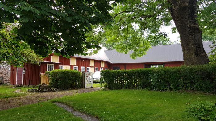 Stuga i stilla miljö på sekelskiftesgård - Bild 2