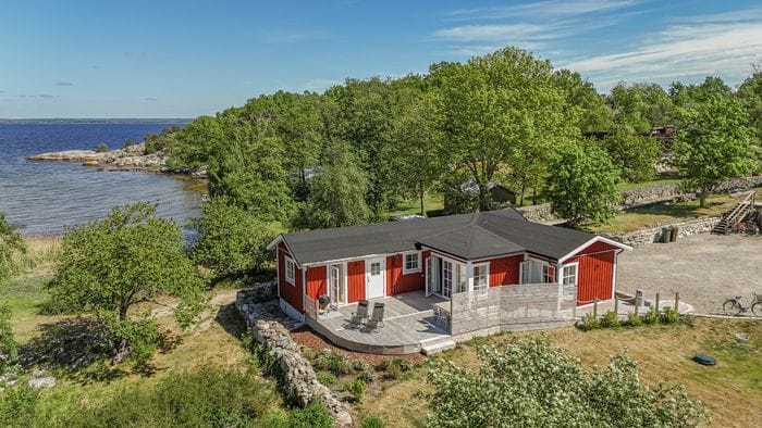 Nybyggd stuga vid havet, motorbåt som tillval