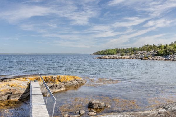 Nybyggd stuga vid havet, motorbåt som tillval - Bild 24