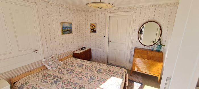 Stuga i stilla miljö på sekelskiftesgård - Bild 4