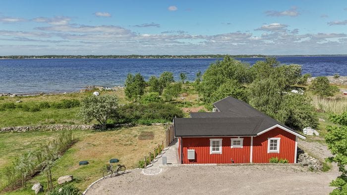 Nybyggd stuga vid havet, motorbåt som tillval - Bild 2