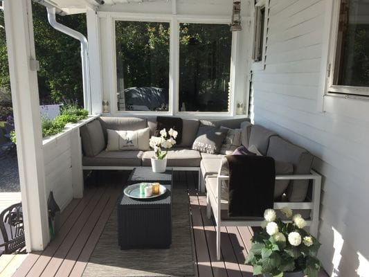 I soffan på verandan sitter man gott i skydd av tak och med infravärme lite kyligare dagar.