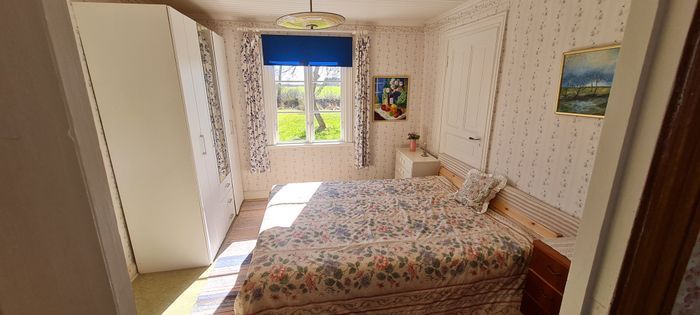 Stuga i stilla miljö på sekelskiftesgård - Bild 5