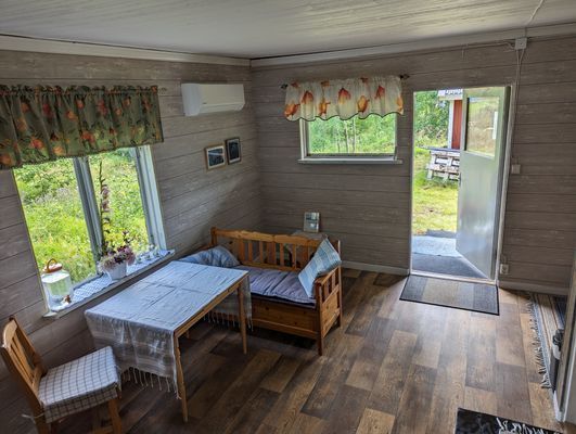 Stuga med el och torrtoalett