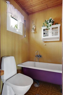 Badrum övre plan - badkar ej i bruk, skötbord finns