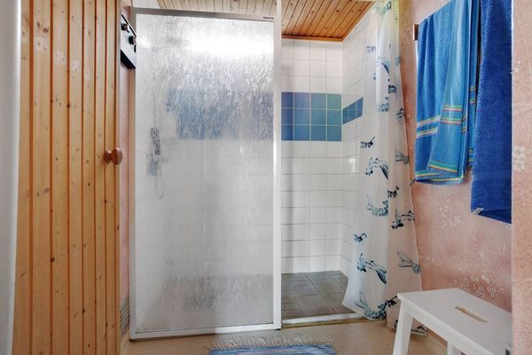 Duschrum, i anslutning till bastun