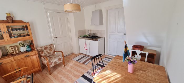 Stuga i stilla miljö på sekelskiftesgård - Bild 10