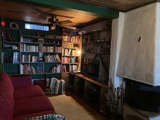 Gillestuga med öppen spis och TV