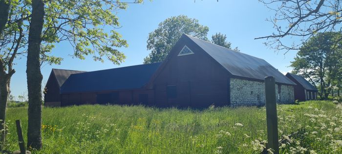 Stuga i stilla miljö på sekelskiftesgård - Bild 15