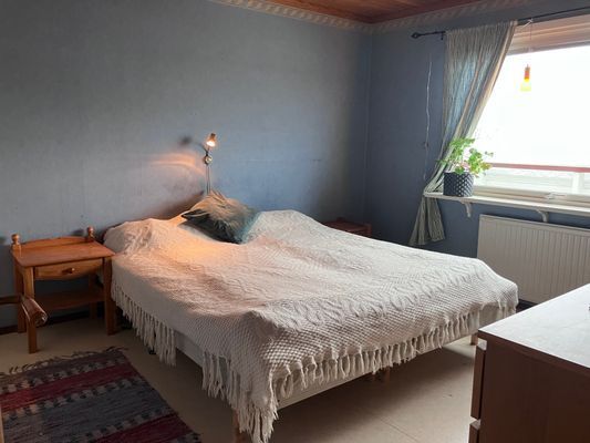 Sovrum med 180-säng, med havsutsikt