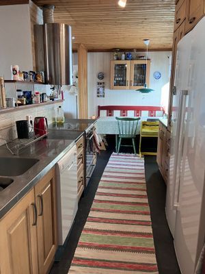 Kök med diskmaskin, samt stor kyl och frys