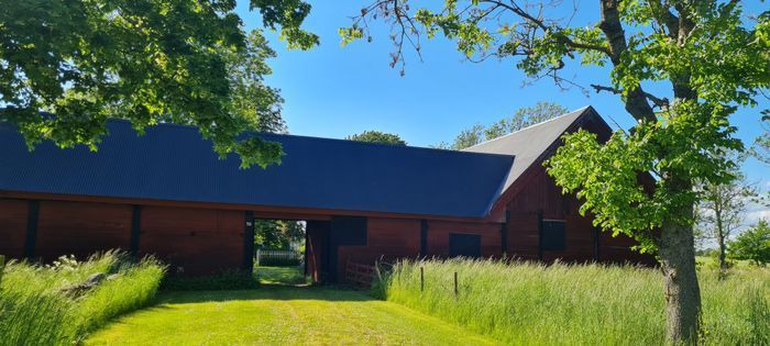 Stuga i stilla miljö på sekelskiftesgård - Bild 19