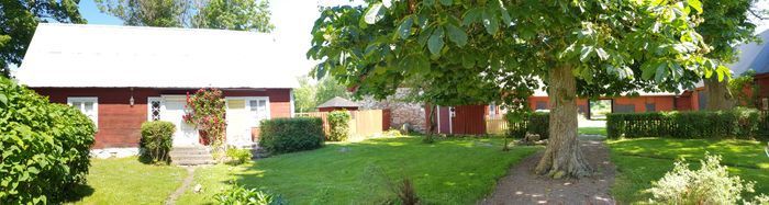 Stuga i stilla miljö på sekelskiftesgård - Bild 21