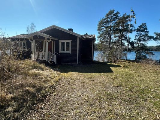 Landställe på Högmarsö med sjötomt - Bild 2