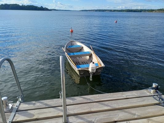 Låna gärna vår roddbåt för fiske eller badturer