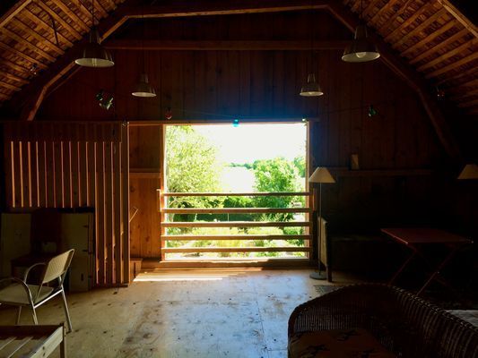 utsikt över trädgård från stort sovrum på loge