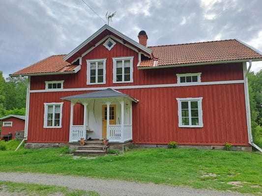 Hus i skogsglänta i Tiveden