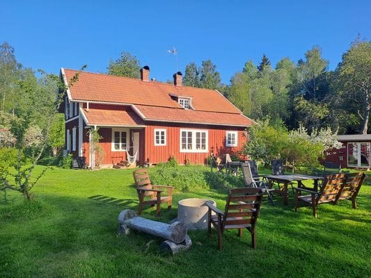 Hus i skogsglänta i Tiveden - Bild 2