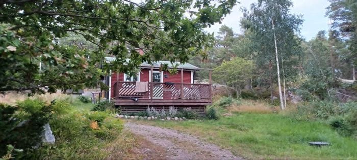 Charmig skärgårdsstuga med gäststuga uthyres