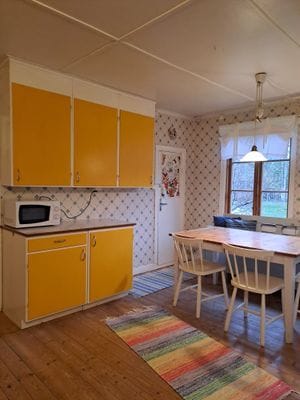Hus i skogsglänta i Tiveden - Bild 8