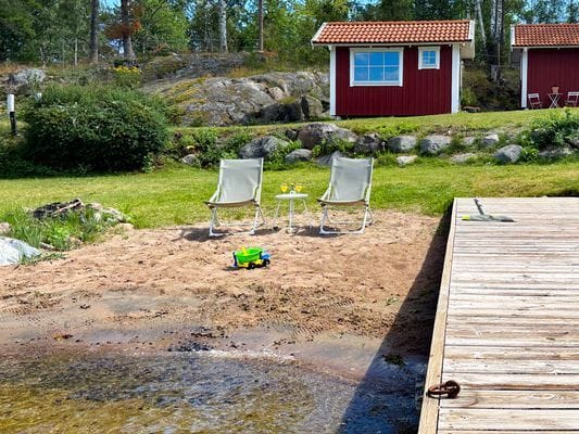 Egen strandtomt med stuga och sjöutsikt i Loftahammar, Västervik.