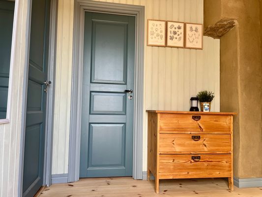 Mysig timmerstuga med kamin i södra Värmland - Bild 9