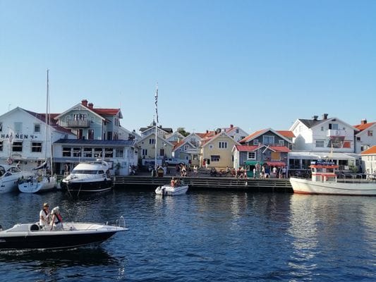 Huset från andra sidan hamnen ovanför smögenbryggan