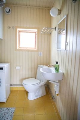 Stuga med uppvärmd pool och gångavstånd till havet - Bild 14