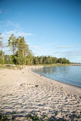 Stuga med uppvärmd pool och gångavstånd till havet - Bild 25