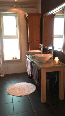 Badrum 1 med rymlig dusch och dubbla handfat