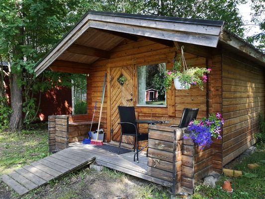 Vacker timmerstuga på natursköna Lits Camping