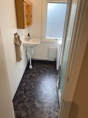 Nyrenoverad stuga vid lugna granarpssjön 55kvm - Bild 11