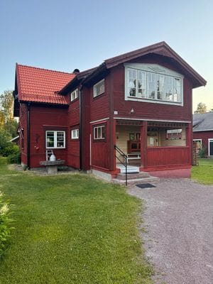 Dalagård i vacker bymiljö