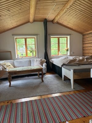 Allrum och sovrum med gardin för rumsdelning