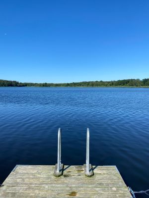 Badplats i samfälligheten, sandstrand, brygga , gräsmatta, grillplats vid badet.