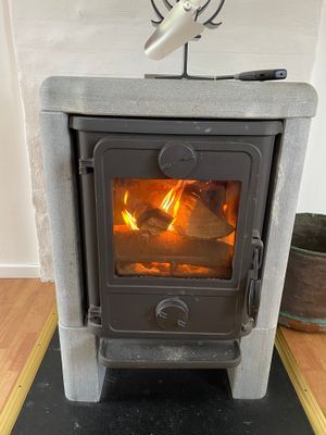 Täljstenskamin i vardagsrum