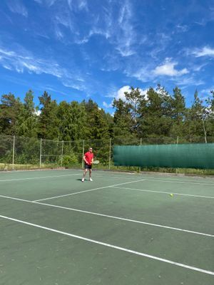 Tennisbana sommartid, fri tillgång, bokas på plats