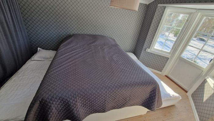 Nyrenoverad stuga med egen brygga - Bild 24