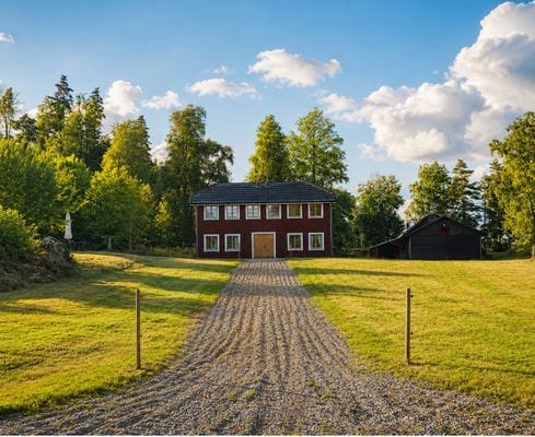 Hus m historisk charm, lyx, rymd & egen strand/båt