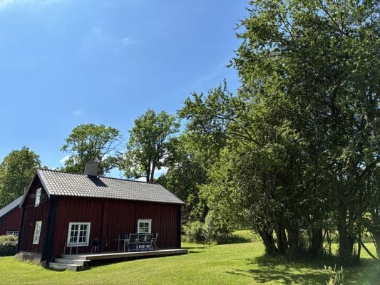 Sjönära stuga i herrgårdsmiljö med egen strand