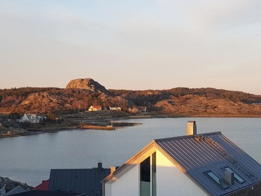 Utsikt från köket mot berget Knipen