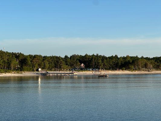 Stranden med badbrygga och flotte