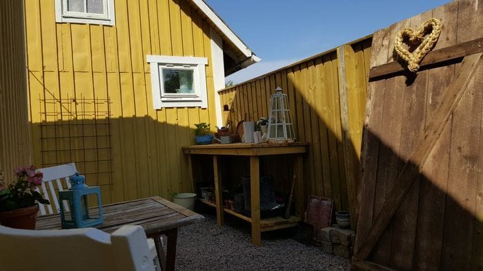Litet utrymme med cafe'möbel.